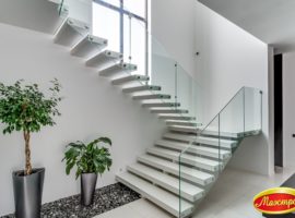 Воздушная лестница со стеклянным ограждением